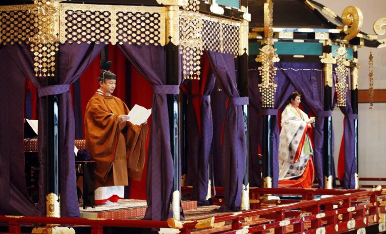 U Japanu održana drevna ceremonija, car Naruhito službeno zasjeo na prijestolje